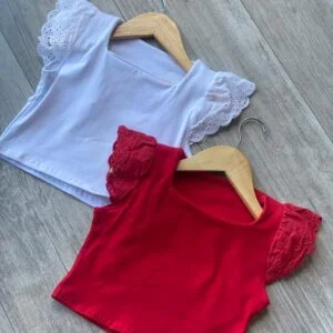 REMERA CON VUELITOS MANGA